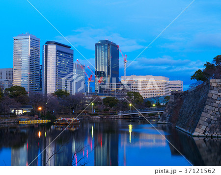 大阪城公園から見る夕暮れの大阪ビジネスパーク 大阪城公園から見る夕暮れの大阪ビジネスパーク 37121562