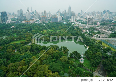 タイ王国バンコクのルンピニー公園周辺の風景 タイ王国バンコクのルンピニー公園周辺の風景 37121642
