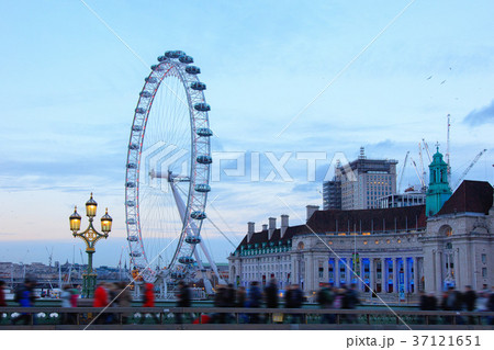 イギリス-ロンドン・アイと観光客- イギリス-ロンドン・アイと観光客- 37121651