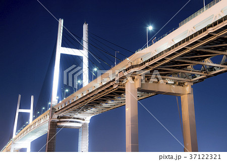 横浜 ベイブリッジ 夜景の写真素材