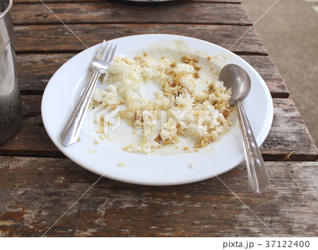 Leftover food on place after dinner 37122400