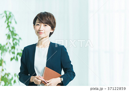ビジネス ミドル女性 ビジネス ミドル女性 37122859