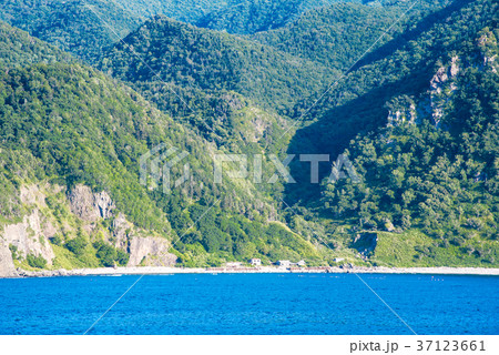 知床観光船からの景色 知床岬 番屋 知床観光船からの景色 知床岬 番屋 37123661