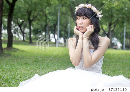 女性 メス 女の人 37125110