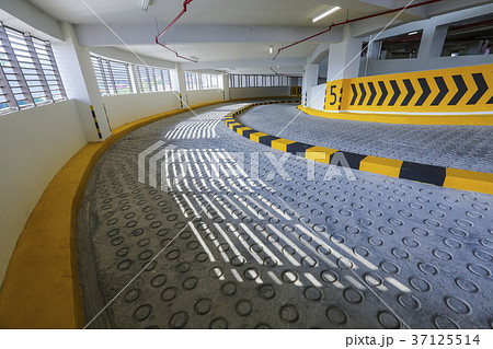 Empty curving shaped ramp entrance and exit 37125514