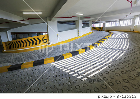 Empty curving shaped ramp entrance and exit 37125515