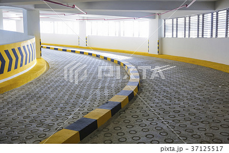 Empty curving shaped ramp entrance and exit 37125517