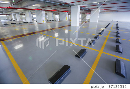 Empty indoor car parking space 37125552