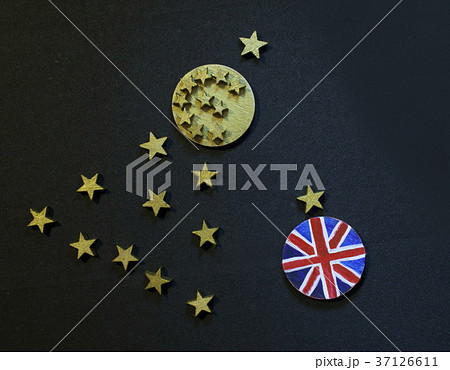euro coin christmas tree and British coin 37126611