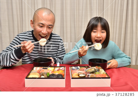 お雑煮を食べる親子 お雑煮を食べる親子 37128285