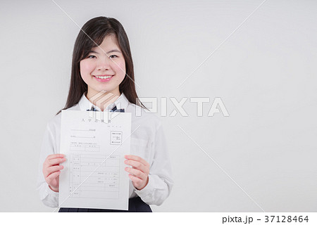 入学願書を持つ笑顔の女子高生 入学願書を持つ笑顔の女子高生 37128464