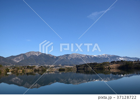 塩出池と冬の那岐山 塩出池と冬の那岐山 37128722