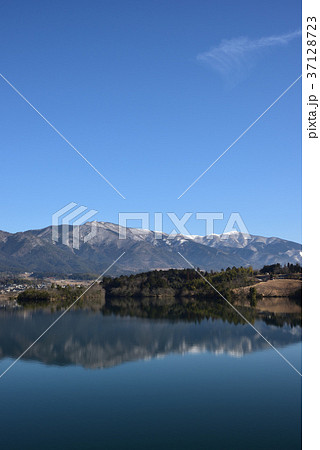 塩出池と冬の那岐山 37128723