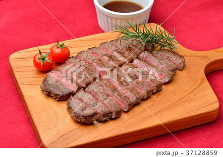 牛肉 部位はミスジ 牛肉ミスジのビーフステーキ バル風盛り付け の写真素材