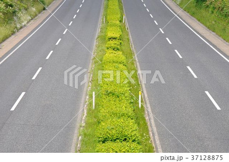 背景素材 ４車線の道路 俯瞰の写真素材