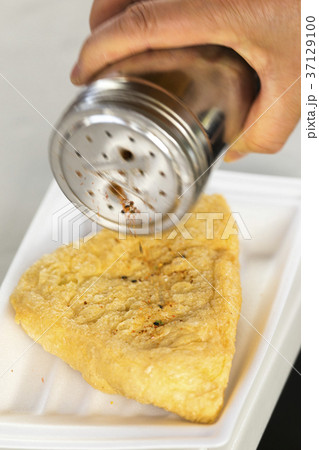 定義山名物三角油揚げ。七味とソースをかけていただきます。ニンニク七味も美味 定義山名物三角油揚げ。七味とソースをかけていただきます。ニンニク七味も美味 37129100
