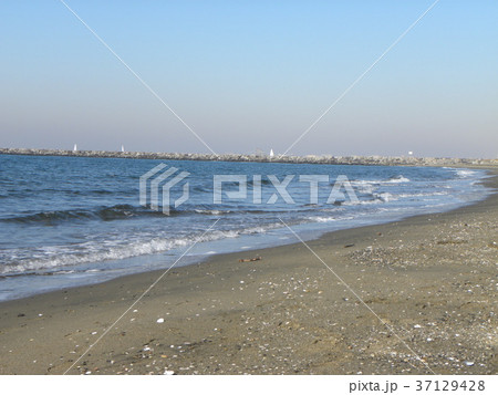 稲毛海岸の白い波と青い海 37129428