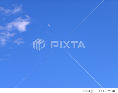 冬の青空と白い雲 37129430