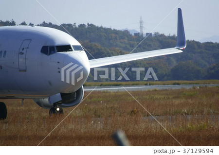 旅客機の前部と主翼 37129594