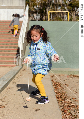 こま回し 37129660