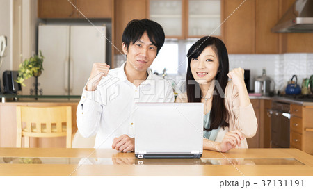 若い夫婦 パソコン ガッツポーズ 若い夫婦 パソコン ガッツポーズ 37131191