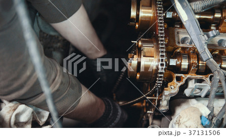 Mechanic cleans and wipes the car engine parts 37131506
