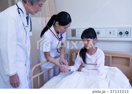 入院中の女の子の写真素材