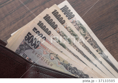 Japanese bank notes in wallet Japanese bank notes in wallet 37133505