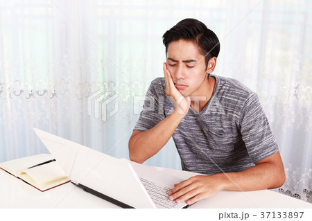 疲れた表情の男性 37133897