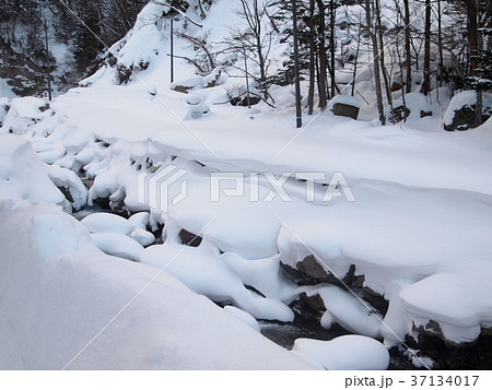 静寂の雪山と清流 37134017