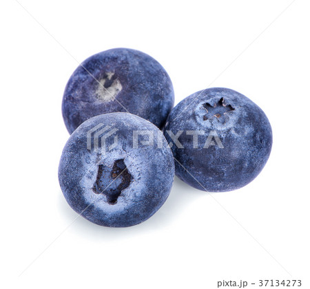 fresh blueberries isolated on white background 37134273