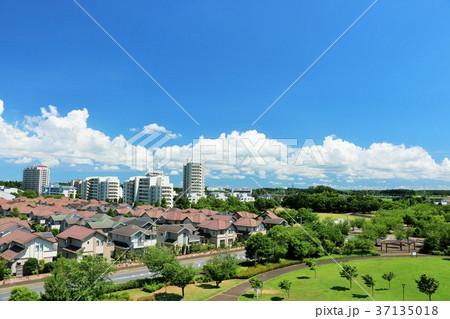 爽やかな夏の青空 綺麗な街並みの写真素材 爽やかな夏の青空 綺麗な街並みの写真素材
