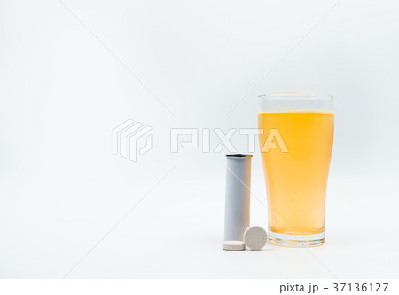 Orange effervescent tablets tube and glass 37136127