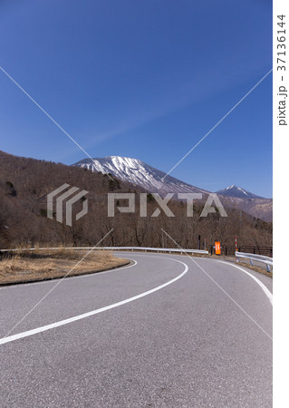 栃木県日光市　いろは坂と男体山（3月） 37136144