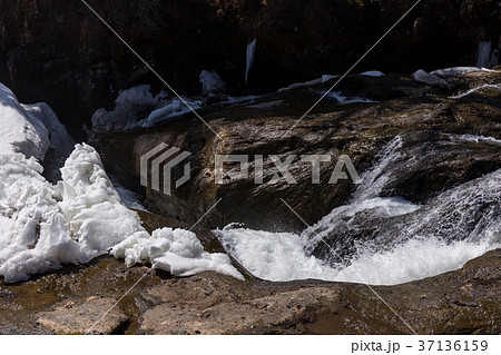 栃木県日光市　竜頭ノ滝（3月） 37136159