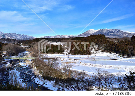 雪積もる那須塩原と那須岳の風景 37136886