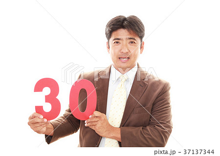 数字を持つ男性 数字を持つ男性 37137344