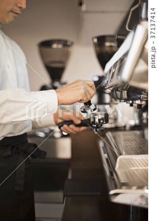 ミドル男性 バリスタ 手元 ミドル男性 バリスタ 手元 37137414