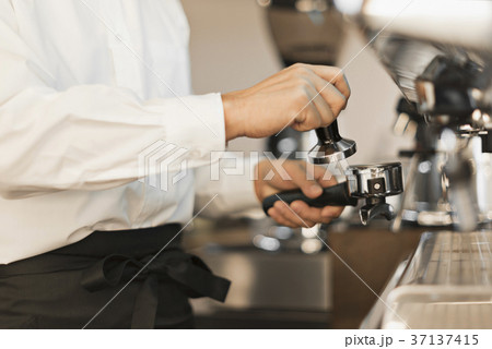 ミドル男性 バリスタ 手元 ミドル男性 バリスタ 手元 37137415