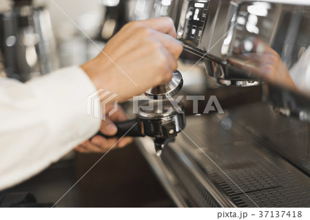 ミドル男性 バリスタ 手元 ミドル男性 バリスタ 手元 37137418