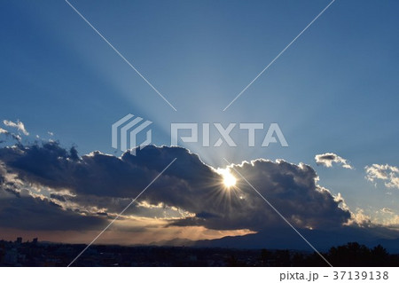 夕陽と光芒 37139138