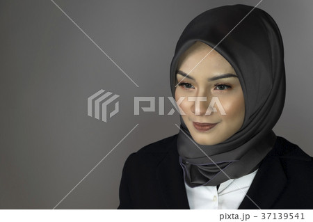 confident expression young grinning young woman 37139541
