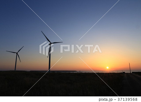 北海道　根室市　落石と風車 37139568