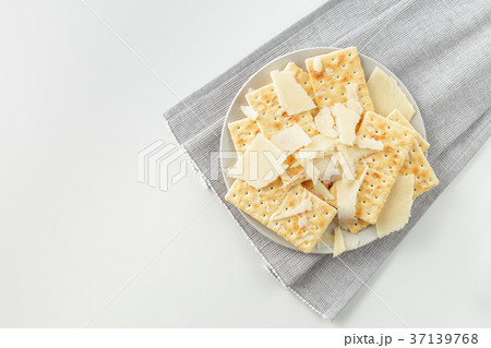 Snack plate of cheese and crackers Snack plate of cheese and crackers 37139768