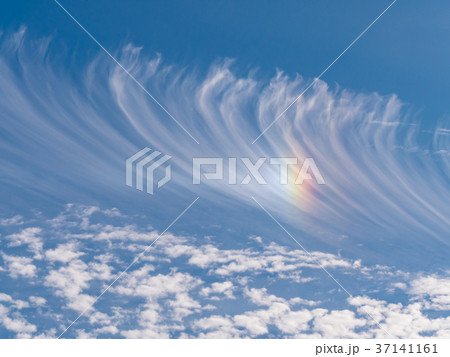 彩雲・虹色に輝く神秘的な雲と青空の風景 彩雲・虹色に輝く神秘的な雲と青空の風景 37141161