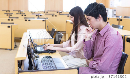 パソコン教室 困った表情の若い男性 パソコン教室 困った表情の若い男性 37141302