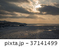 知床半島　流氷とウトロ港の夕景 37141499