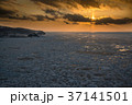知床半島　流氷とウトロ港の夕景 37141501
