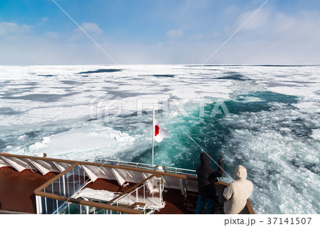 オホーツク海　網走沖の流氷観光砕氷船から見る流氷 37141507