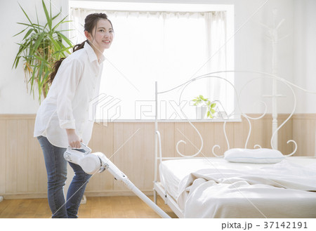 掃除をする女の子 37142191